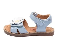 Bisgaard Roberta sandal lyseblå med blomst- lavet i samarbjede med Trine Kjær